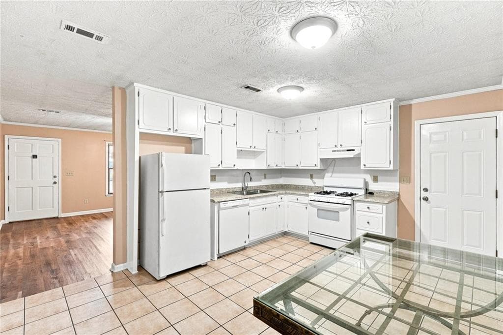 3 bedroom, 2 bathroom, 1,146 sq ft single family residence for sale at 67 Rivercrest Court, Riverdale, GA 30274 — photo 5