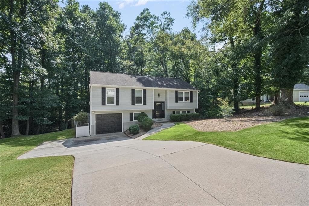 4 bedroom, 3 bathroom, 2,440 sq ft single family residence under contract at 9682 N Pond Circle, Roswell, GA 30076 — photo 2