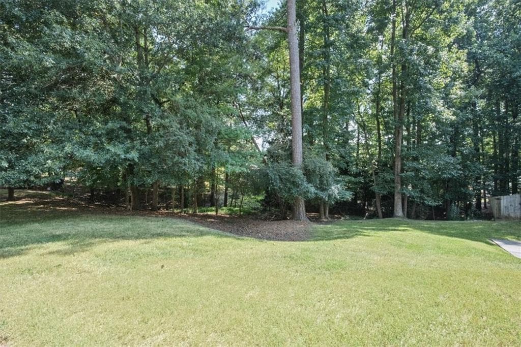 4 bedroom, 3 bathroom, 2,440 sq ft single family residence under contract at 9682 N Pond Circle, Roswell, GA 30076 — photo 3