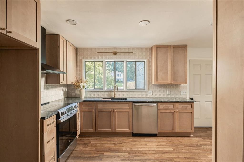3 bedroom, 2 bathroom, 1,568 sq ft single family residence for sale at 2571 Sandy Court, Marietta, GA 30066 — photo 9