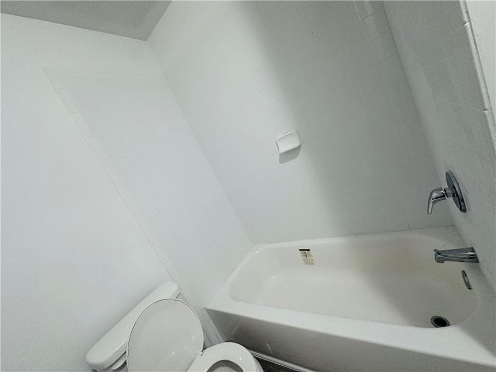 2 bedroom, 2 bathroom, 1,146 sq ft condominium for sale at 2340 Beaver Ruin Road 20, Norcross, GA 30071 — photo 8