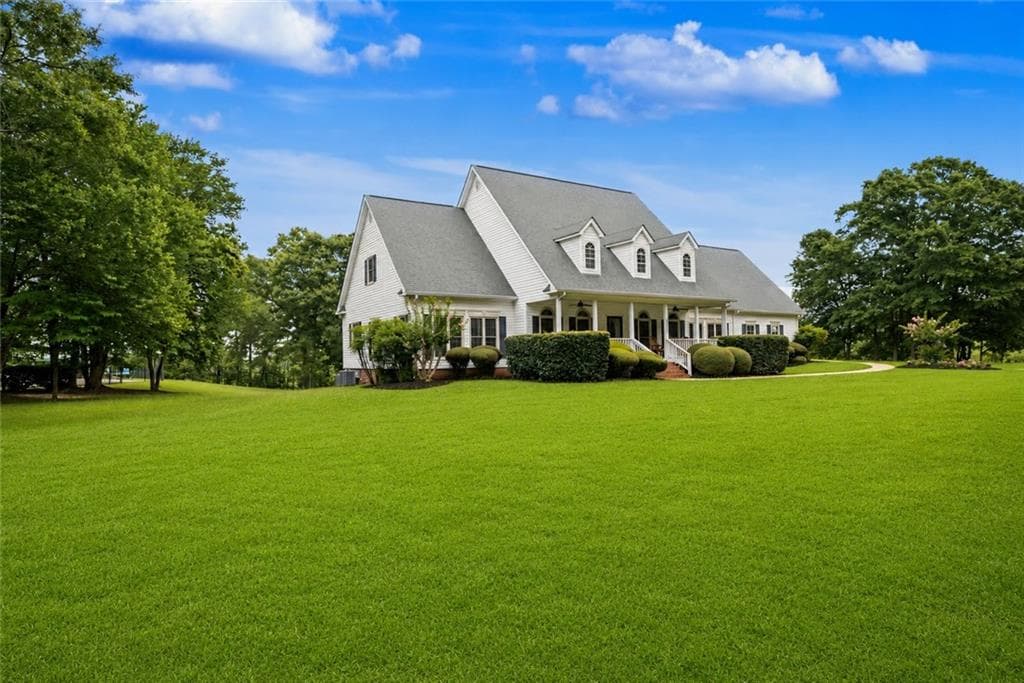 7 bedroom, 5 bathroom, 4,291 sq ft single family residence under contract at 2800 S Highway 16, Carrollton, GA 30116 — photo 3