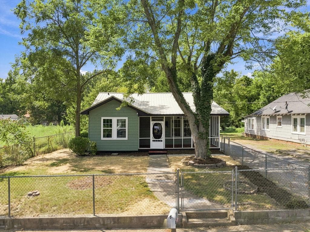 3 bedroom, 2 bathroom, 1,266 sq ft single family residence for sale at 206 S Elm Street, Rome, GA 30165