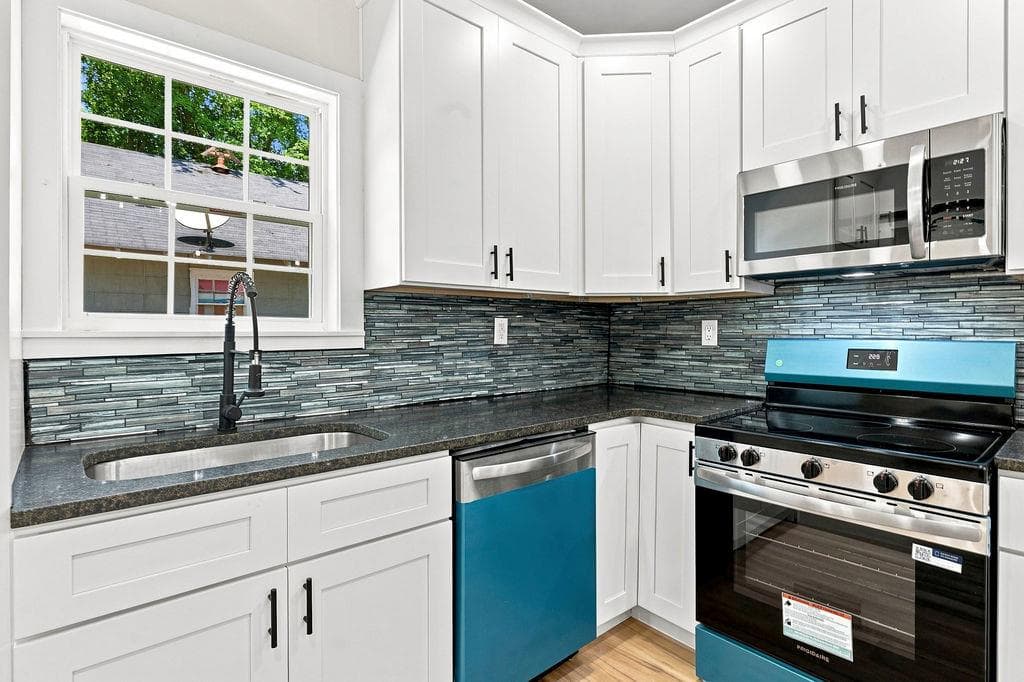 3 bedroom, 2 bathroom, 1,266 sq ft single family residence for sale at 206 S Elm Street, Rome, GA 30165 — photo 8