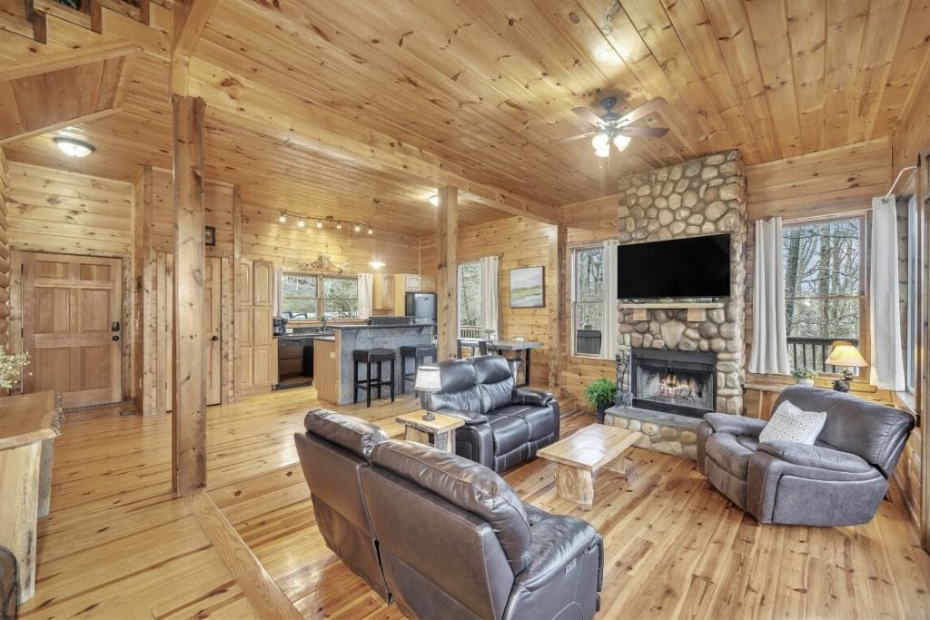 3 bedroom, 3 bathroom, 2,745 sq ft single family residence for sale at 417 Hickory Ridge Drive, Cleveland, GA 30528 — photo 2