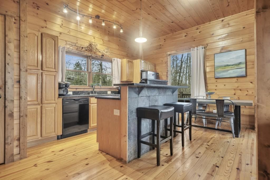 3 bedroom, 3 bathroom, 2,745 sq ft single family residence for sale at 417 Hickory Ridge Drive, Cleveland, GA 30528 — photo 3