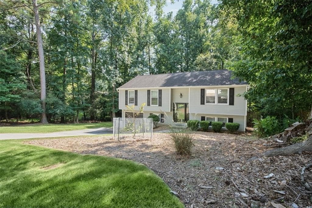 4 bedroom, 3 bathroom, 2,440 sq ft single family residence under contract at 9682 N Pond Circle, Roswell, GA 30076 — photo 4