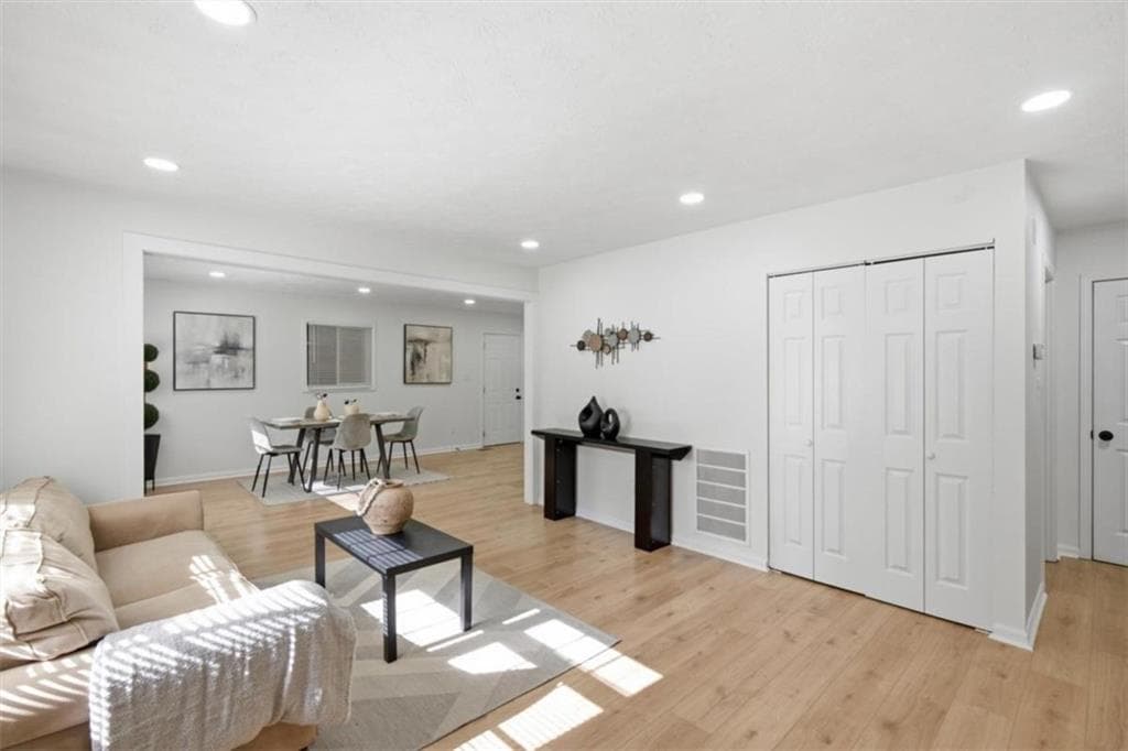 3 bedroom, 2 bathroom, 1,302 sq ft single family residence for sale at 1578 Pintail Road, Jonesboro, GA 30238 — photo 4