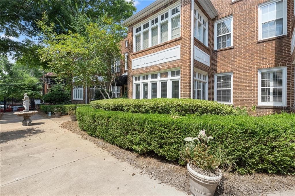 1 bedroom, 1 bathroom, 926 sq ft condominium for sale at 737 Barnett Street D3, Atlanta, GA 30306 — photo 2