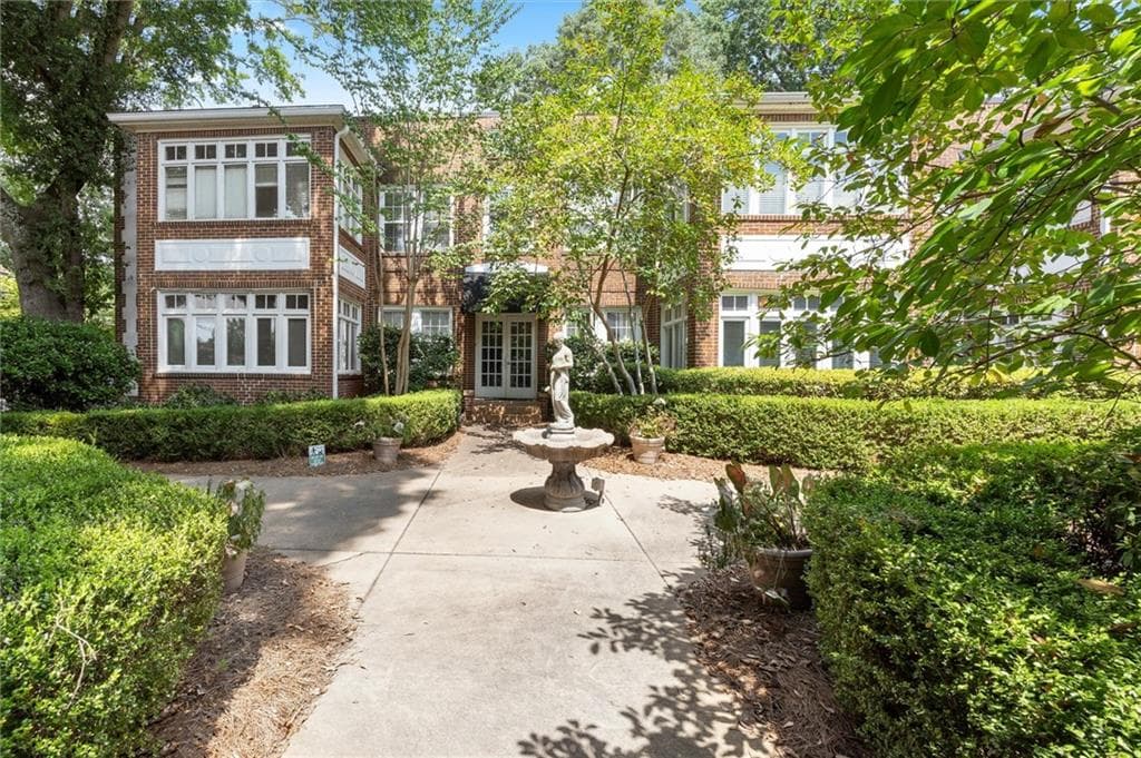 1 bedroom, 1 bathroom, 926 sq ft condominium for sale at 737 Barnett Street D3, Atlanta, GA 30306 — photo 3
