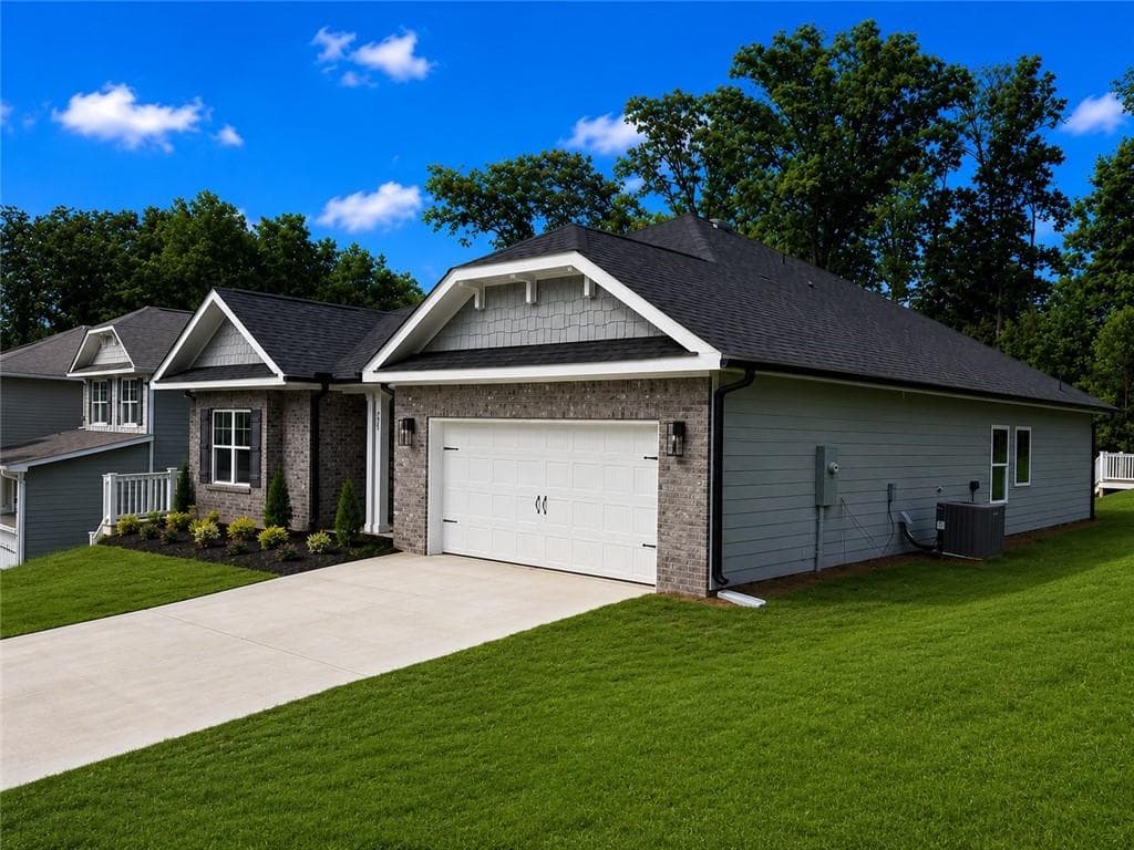4 bedroom, 2 bathroom, 1,902 sq ft single family residence under contract at 211 Thunder Valley, Dawsonville, GA 30534 — photo 2