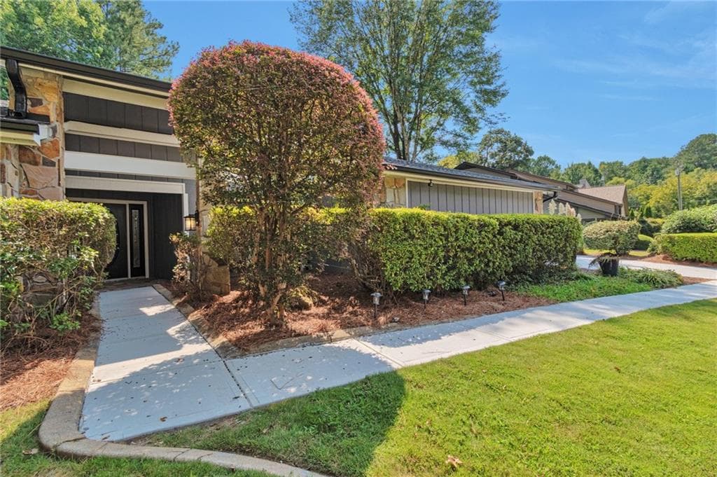 4 bedroom, 3 bathroom, 2,848 sq ft single family residence for sale at 3086 Qualridge Court, Marietta, GA 30068 — photo 2