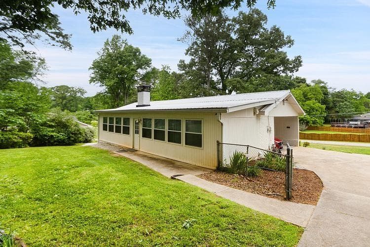 4 bedroom, 3 bathroom, 3,100 sq ft single family residence for sale at 1611 Carlton Avenue, Stone Mountain, GA 30087 — photo 2