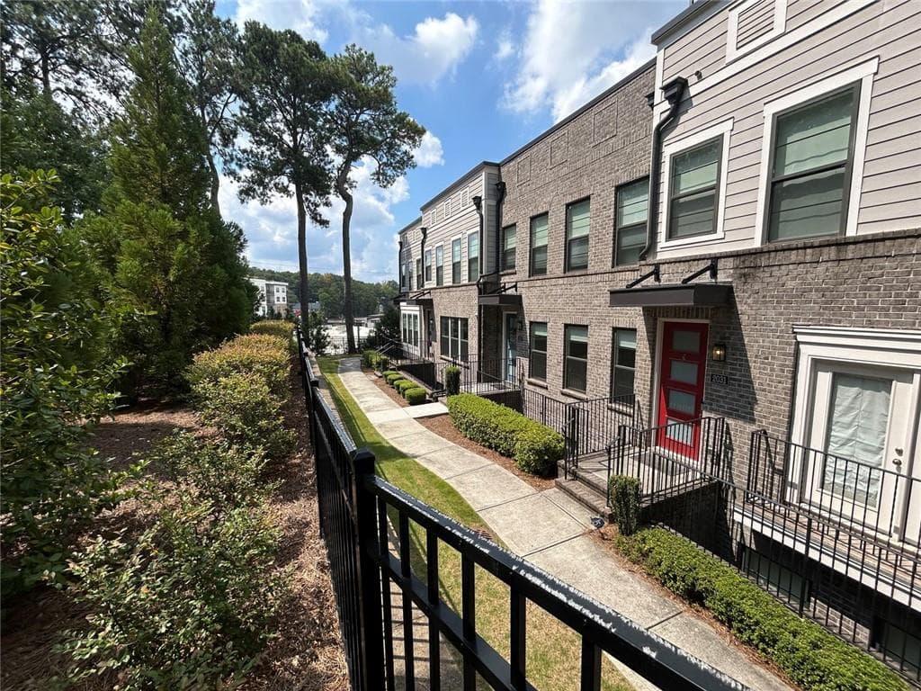 3 bedroom, 4 bathroom, 2,092 sq ft townhouse for sale at 2035 Holtz Lane, Atlanta, GA 30318 — photo 2