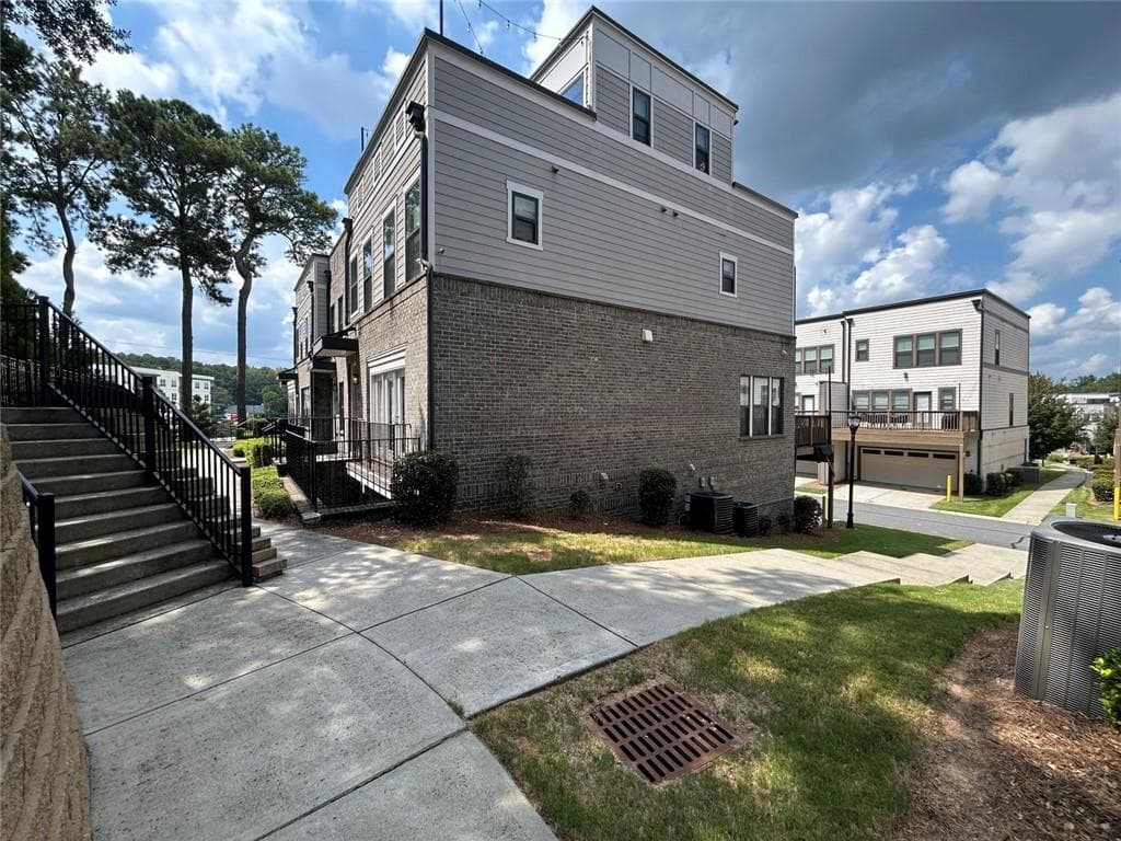3 bedroom, 4 bathroom, 2,092 sq ft townhouse for sale at 2035 Holtz Lane, Atlanta, GA 30318 — photo 3