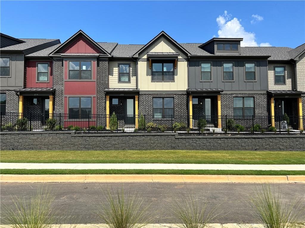 3 bedroom, 3 bathroom, 1,685 sq ft townhouse for sale at 255 Barracks Way 875, Hoschton, GA 30548