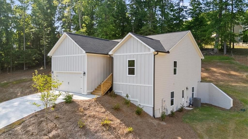 3 bedroom, 3 bathroom, 1,900 sq ft single family residence for sale at 6220 Carlys Way, Gainesville, GA 30506 — photo 2