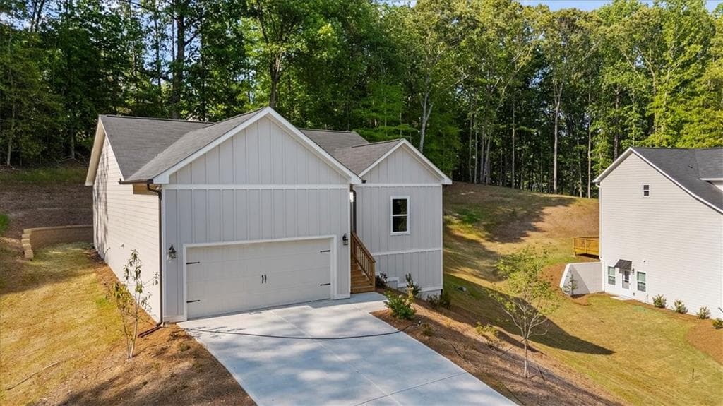 3 bedroom, 3 bathroom, 1,900 sq ft single family residence for sale at 6220 Carlys Way, Gainesville, GA 30506 — photo 4