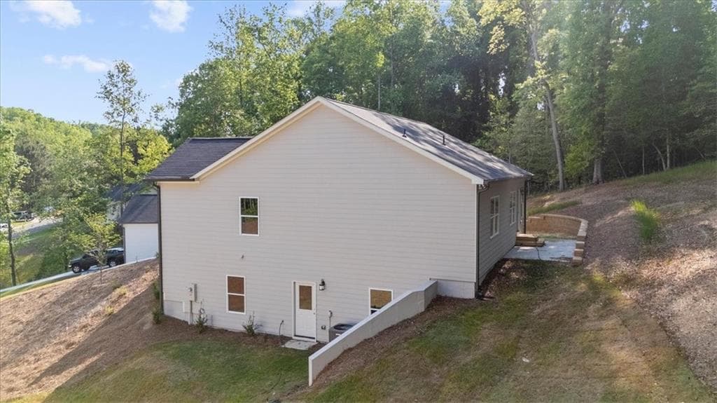 3 bedroom, 3 bathroom, 1,900 sq ft single family residence for sale at 6220 Carlys Way, Gainesville, GA 30506 — photo 5