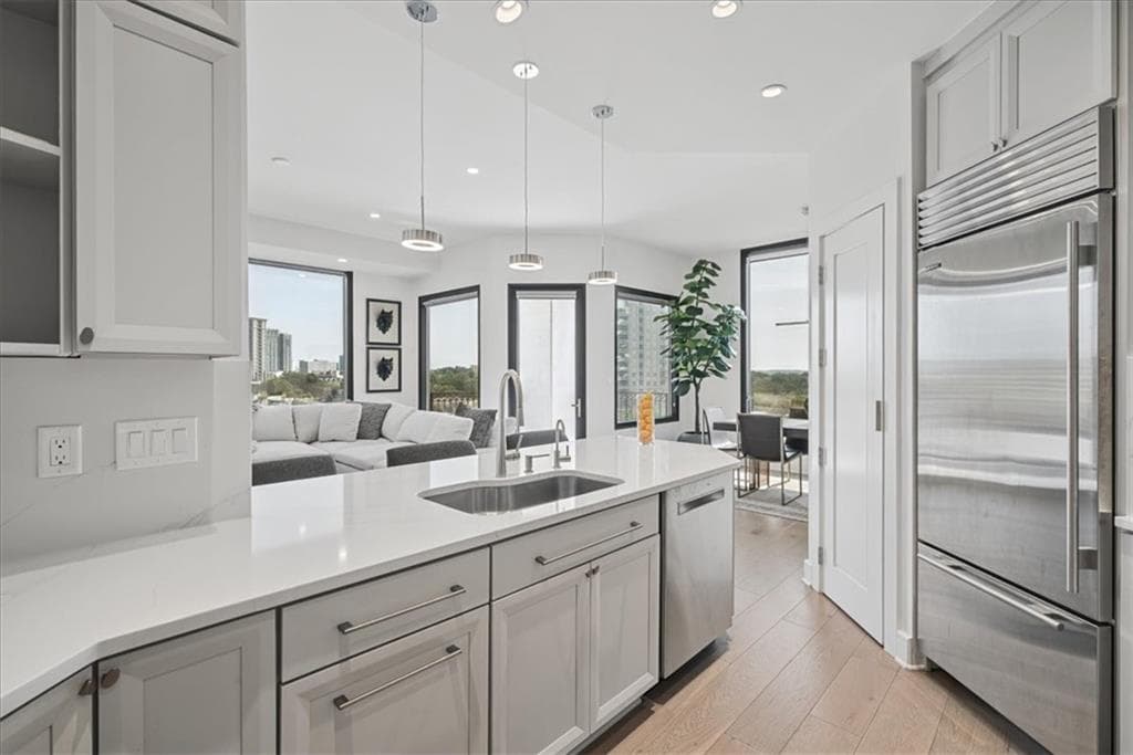 2 bedroom, 2 bathroom, 1,371 sq ft condominium for sale at 2828 Peachtree Road 1002, Atlanta, GA 30305 — photo 6