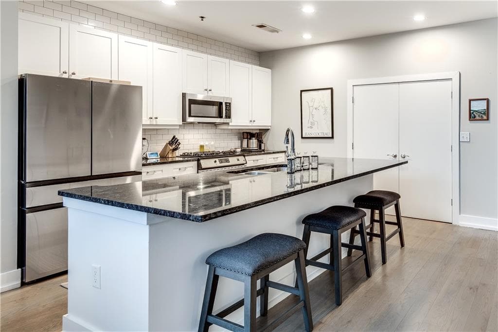 2 bedroom, 2 bathroom, 1,275 sq ft condominium for sale at 33 Ponce De Leon Avenue 203, Atlanta, GA 30308 — photo 2