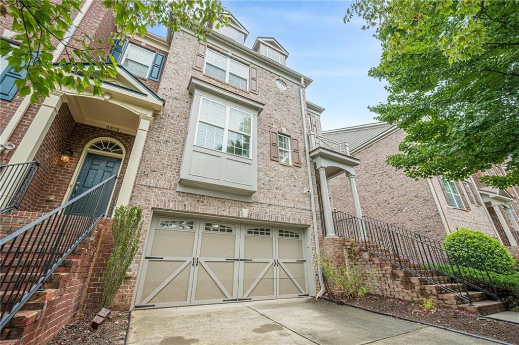 3 bedroom, 4 bathroom, 3,539 sq ft townhouse for sale at 3880 Fairhill Point, Alpharetta, GA 30004 — photo 4