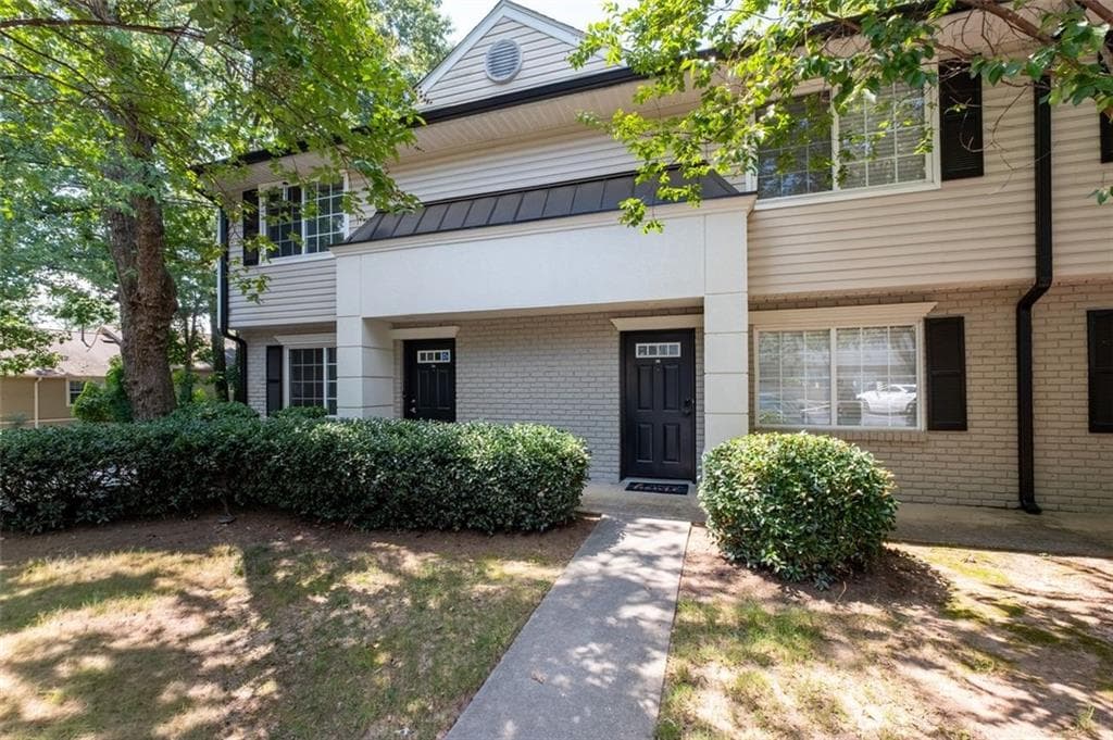 1 bedroom, 1 bathroom, 900 sq ft home for sale at 6940 Roswell Road B3, Sandy Springs, GA