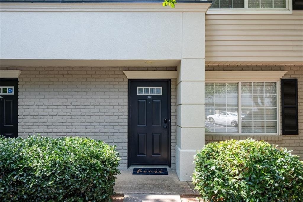 1 bedroom, 1 bathroom, 900 sq ft townhouse for sale at 6940 Roswell Road B3, Sandy Springs, GA 30328 — photo 2