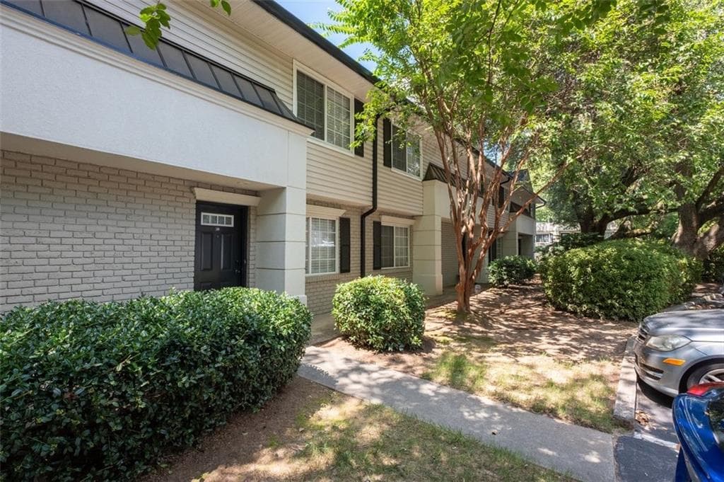 1 bedroom, 1 bathroom, 900 sq ft townhouse for sale at 6940 Roswell Road B3, Sandy Springs, GA 30328 — photo 3