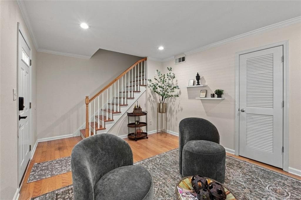 1 bedroom, 1 bathroom, 900 sq ft townhouse for sale at 6940 Roswell Road B3, Sandy Springs, GA 30328 — photo 4