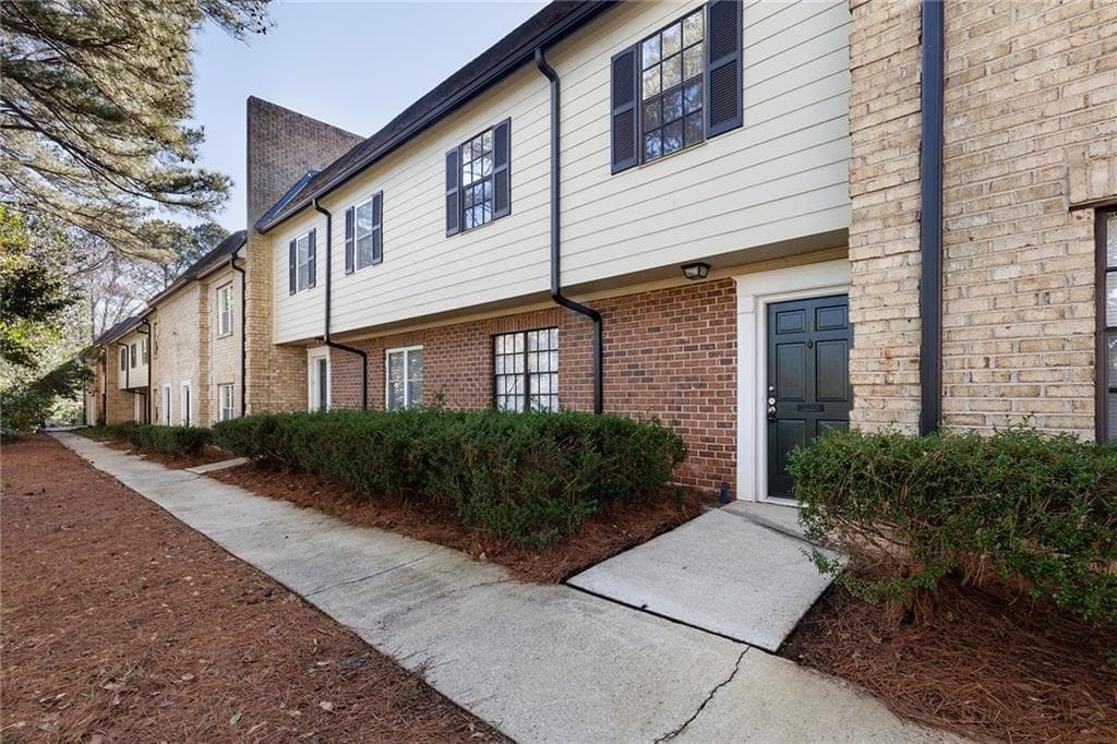 2 bedroom, 3 bathroom, 1,392 sq ft townhouse for rent at 330 Winding River Drive H, Sandy Springs, GA 30350 for $1,895 a month — photo 1 of 20