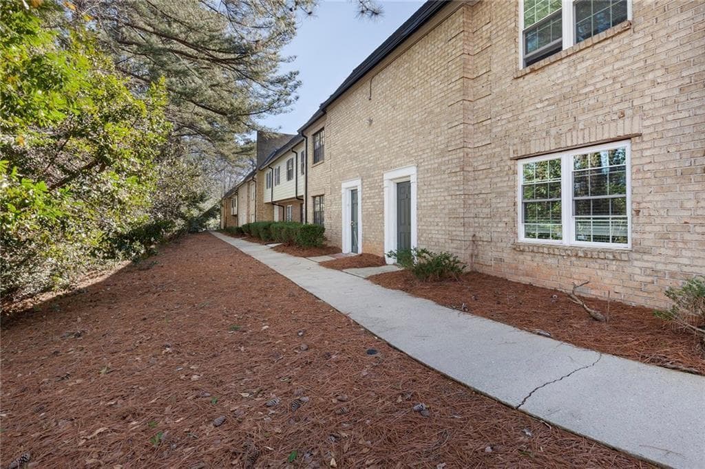2 bedroom, 3 bathroom, 1,392 sq ft townhouse for rent at 330 Winding River Drive H, Sandy Springs, GA 30350 for $1,895 a month — photo 2