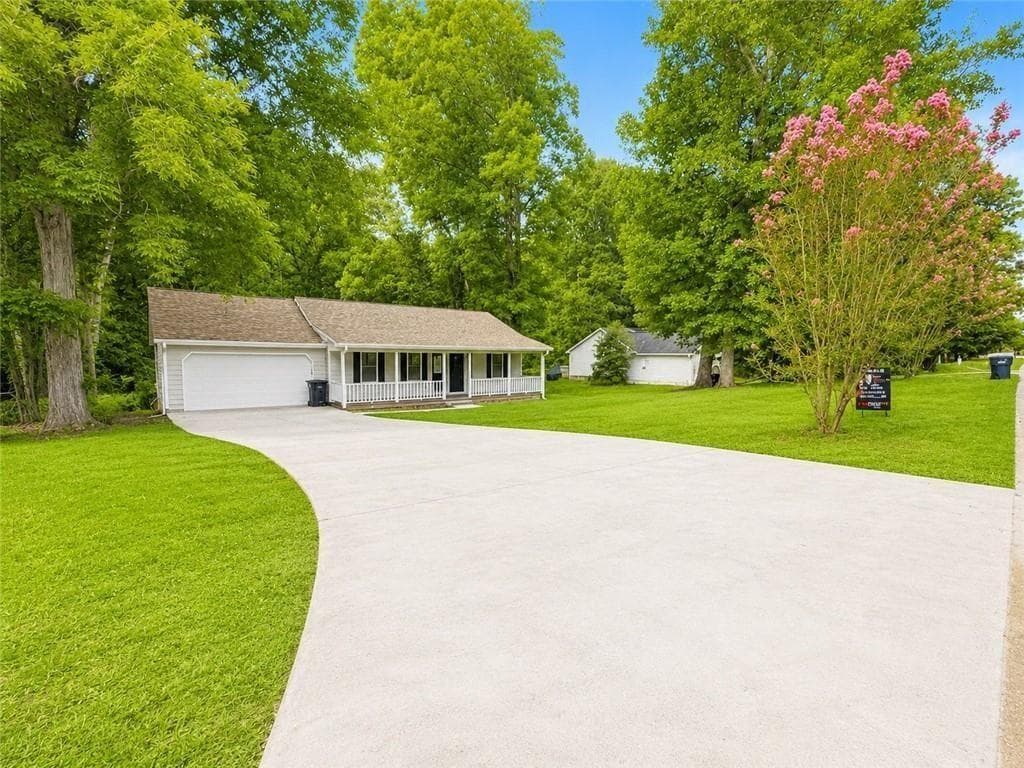 3 bedroom, 2 bathroom, 1,402 sq ft single family residence under contract at 135 Willow Shoals Drive, Covington, GA 30016 — photo 2