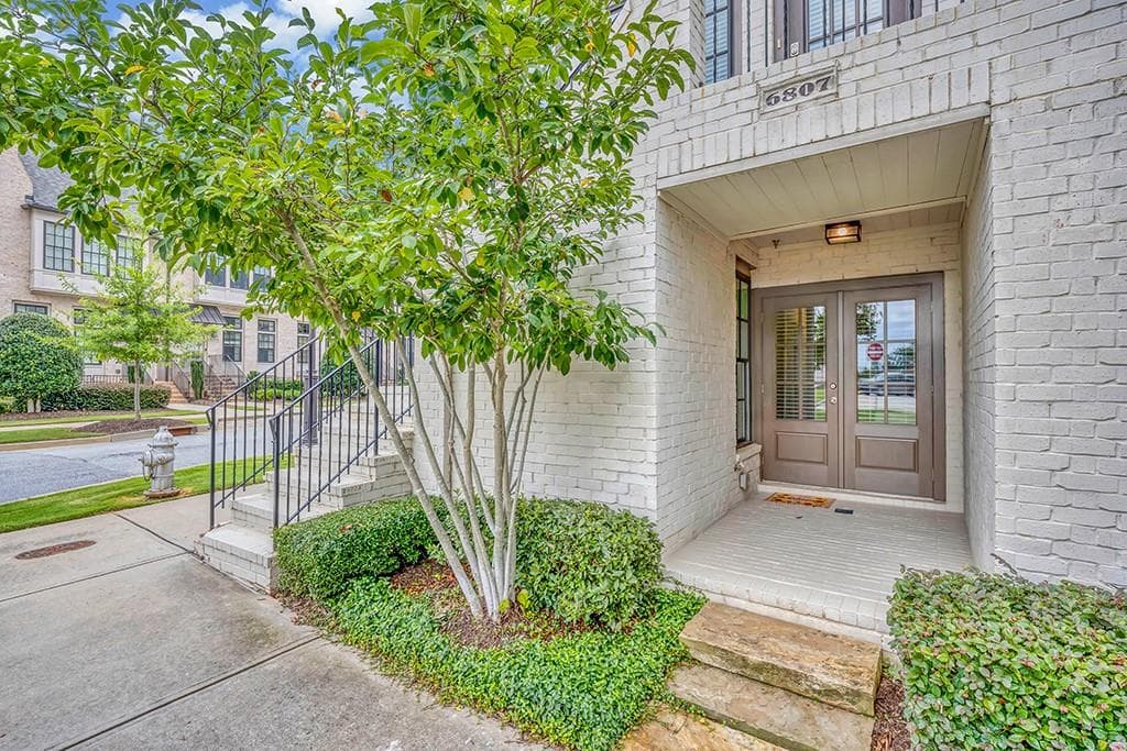 3 bedroom, 4 bathroom, 2,285 sq ft townhouse for rent at 6807 Encore Boulevard, Sandy Springs, GA 30328 for $4,200 a month — photo 2