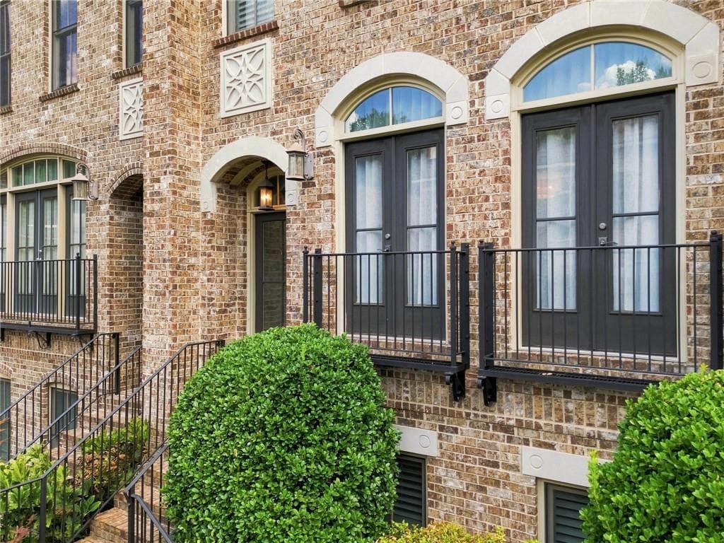 3 bedroom, 4 bathroom, 2,457 sq ft townhouse under contract at 9 Arbor Way Drive 9, Decatur, GA 30030 — photo 2