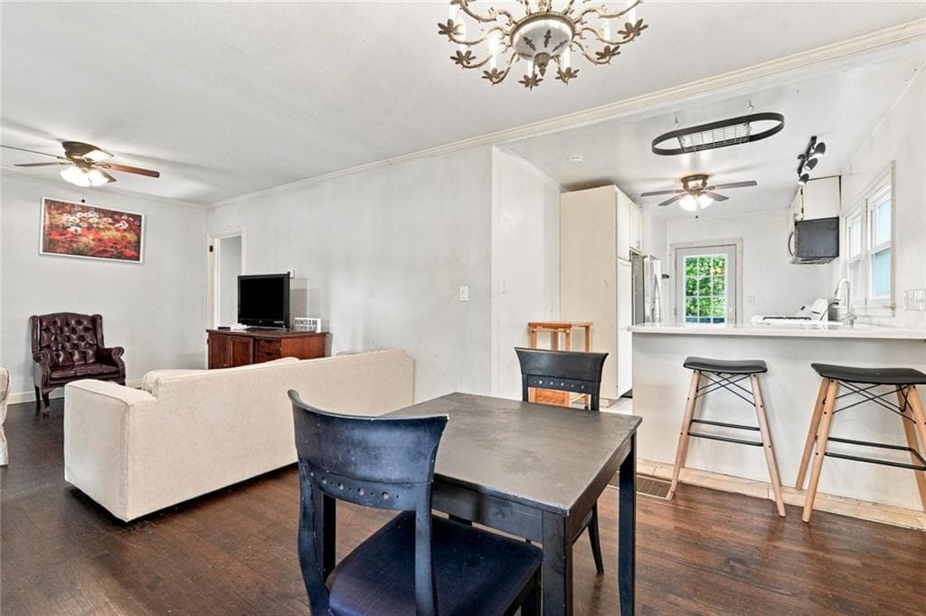 5 bedroom, 3 bathroom, 2,280 sq ft single family residence under contract at 1075 Center Street, Atlanta, GA 30318 — photo 3
