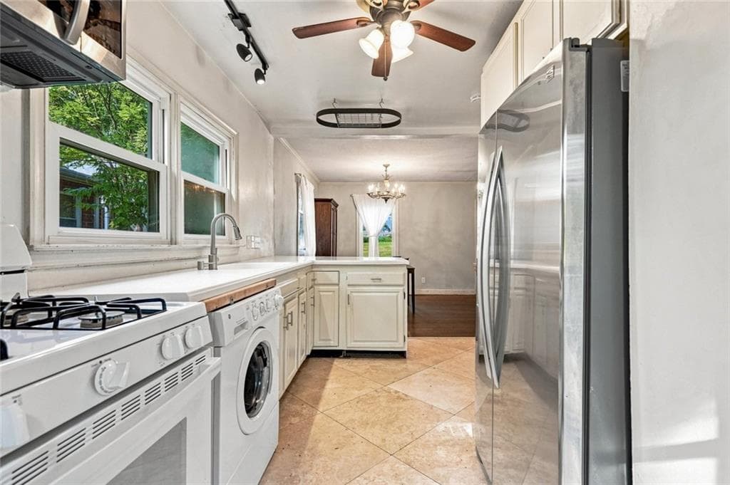 5 bedroom, 3 bathroom, 2,280 sq ft single family residence under contract at 1075 Center Street, Atlanta, GA 30318 — photo 5