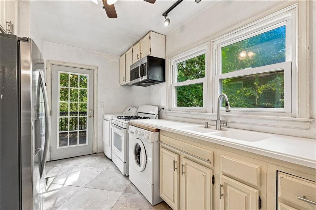 5 bedroom, 3 bathroom, 2,280 sq ft single family residence under contract at 1075 Center Street, Atlanta, GA 30318 — photo 6