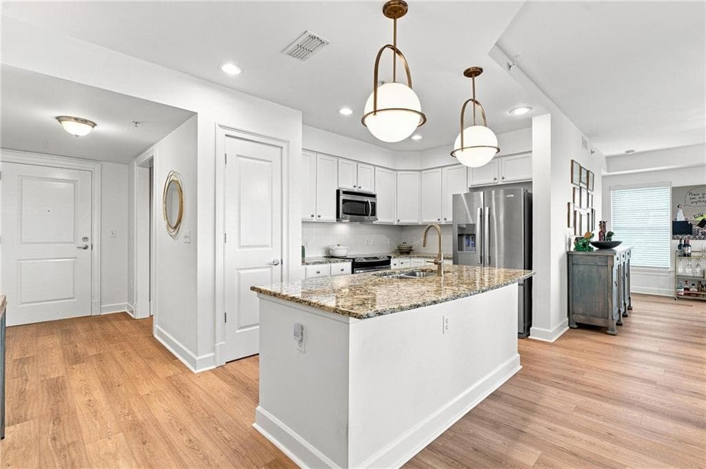2 bedroom, 2 bathroom, 1,267 sq ft condominium for sale at 200 River Vista Drive 424, Atlanta, GA 30339 — photo 5