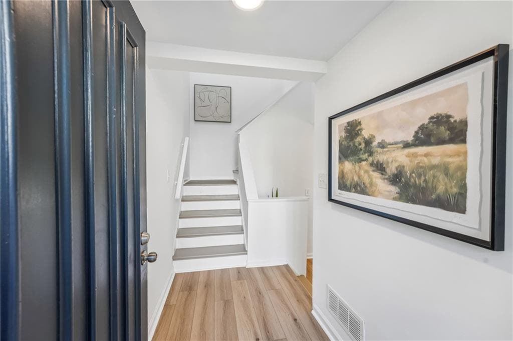 2 bedroom, 2 bathroom, 1,352 sq ft townhouse for sale at 1017 Riverbend Club Drive 17, Atlanta, GA 30339 — photo 3