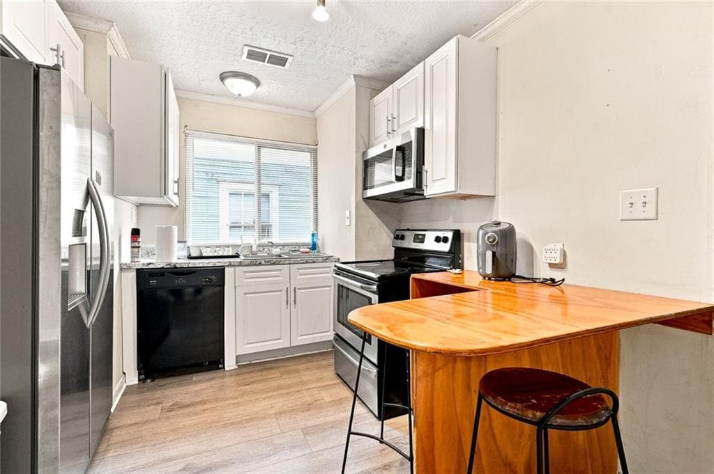 8 bedroom, 6 bathroom, 2,584 sq ft single family residence under contract at 1071 Center Street, Atlanta, GA 30318 — photo 3
