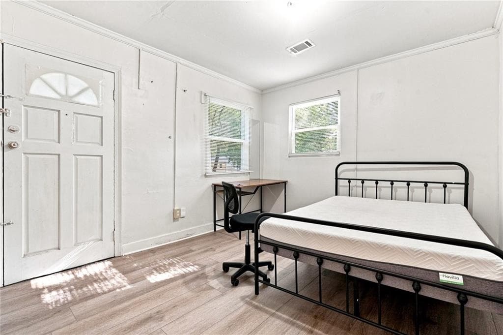 8 bedroom, 6 bathroom, 2,584 sq ft single family residence under contract at 1071 Center Street, Atlanta, GA 30318 — photo 4