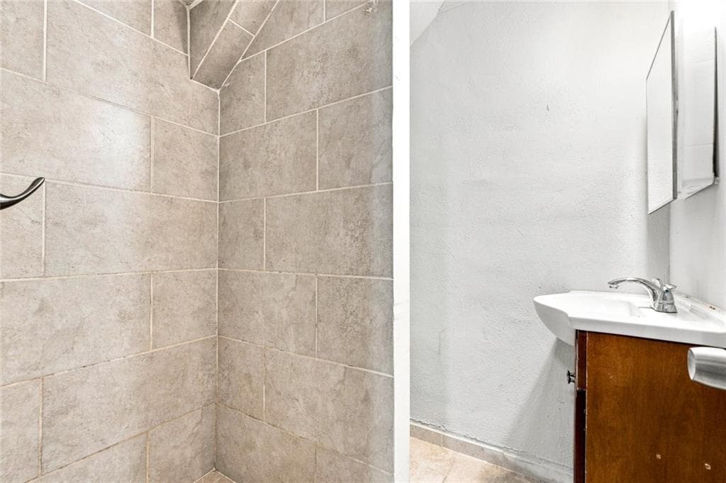 8 bedroom, 6 bathroom, 2,584 sq ft single family residence under contract at 1071 Center Street, Atlanta, GA 30318 — photo 6
