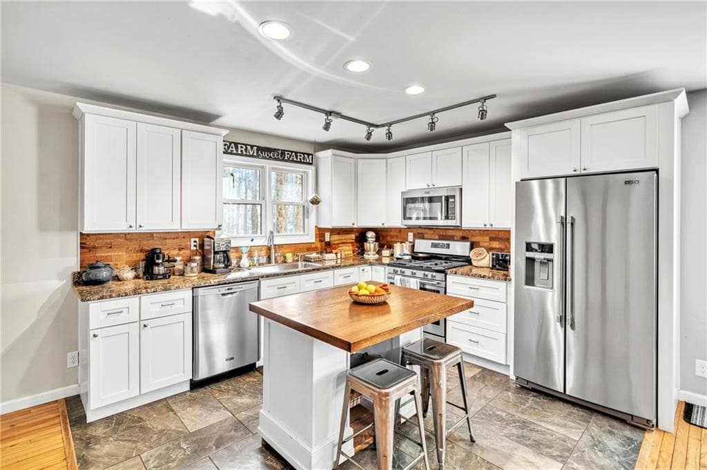 4 bedroom, 4 bathroom, 2,574 sq ft single family residence for sale at 1250 Sutton Road, Talking Rock, GA 30175 — photo 6