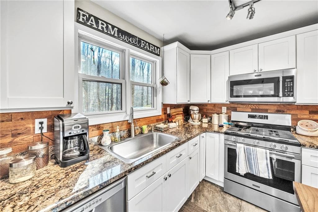 4 bedroom, 4 bathroom, 2,574 sq ft single family residence for sale at 1250 Sutton Road, Talking Rock, GA 30175 — photo 5