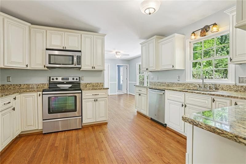 5 bedroom, 4 bathroom, 3,357 sq ft single family residence for sale at 4683 Oberlin Way, Marietta, GA 30068 — photo 2