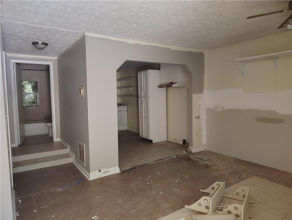 1 bedroom, 1 bathroom, 2,016 sq ft single family residence for sale at 4955 Campbellton Road, Atlanta, GA 30331 — photo 7