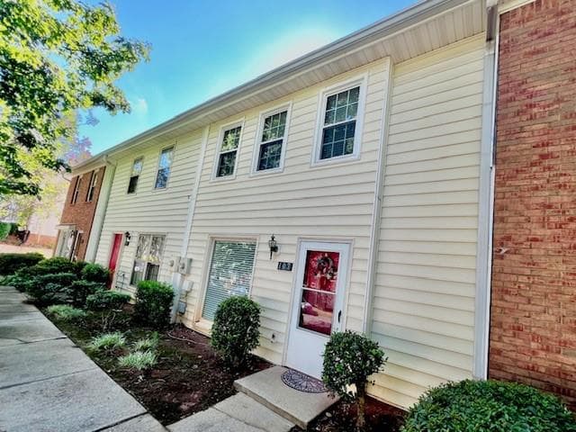 2 bedroom, 3 bathroom, 1,240 sq ft townhouse for rent at 107 Old Ferry Way, Roswell, GA 30076 for $1,745 a month