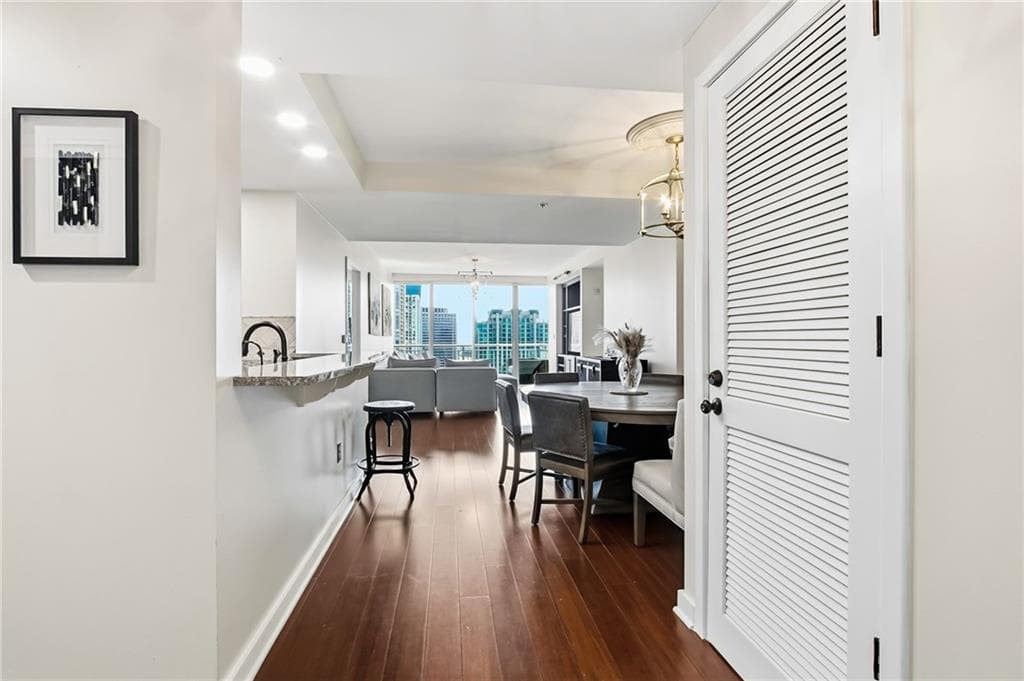 3 bedroom, 3 bathroom, 1,876 sq ft condominium for rent at 3338 Peachtree Road 2105, Atlanta, GA 30326 for $4,500 a month — photo 10