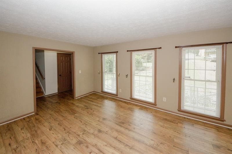 3 bedroom, 2 bathroom, 2,049 sq ft single family residence for rent at 4033 Scenic Mountain Drive, Snellville, GA 30039 for $2,100 a month — photo 4